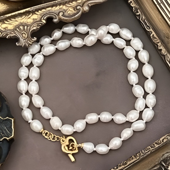 KATE SPADE • Freshwater Pearl Drop Heart Toggle Choker Necklace - Picture 3 of 3